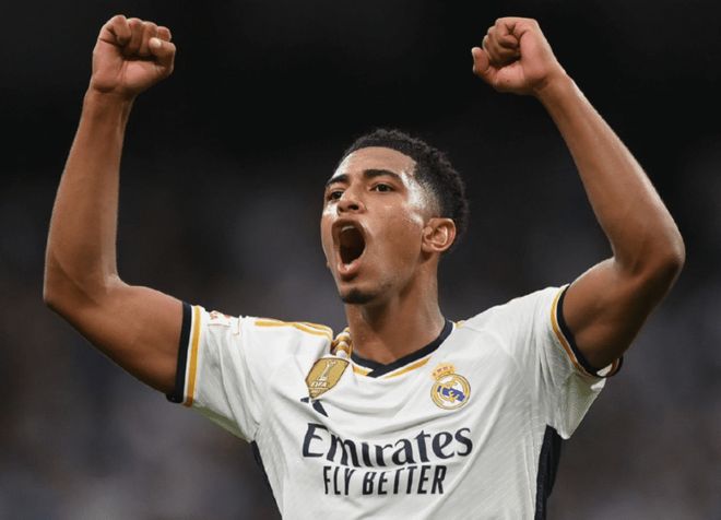 网红“小溥仪”现场观战北京国安比赛，与张稀哲合影留念