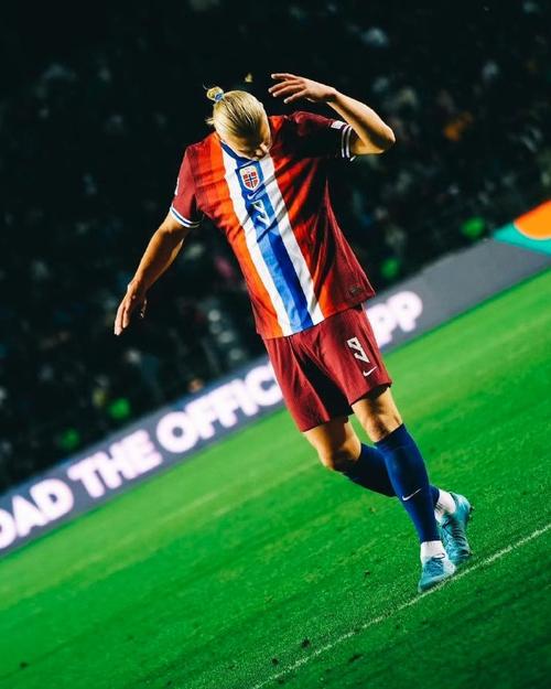 技惊四座，麦克托米奈开场3分钟为苏格兰打入一粒精彩的倒钩